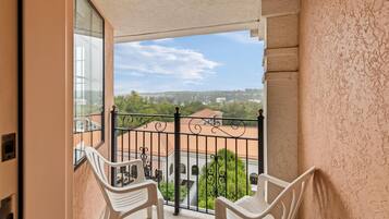 Materassi a doppio strato, una scrivania, postazione laptop