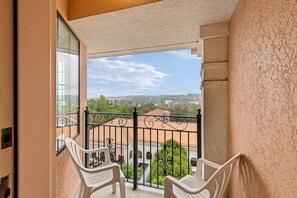 Colchones con pillow-top, escritorio y espacio para trabajar con laptop 