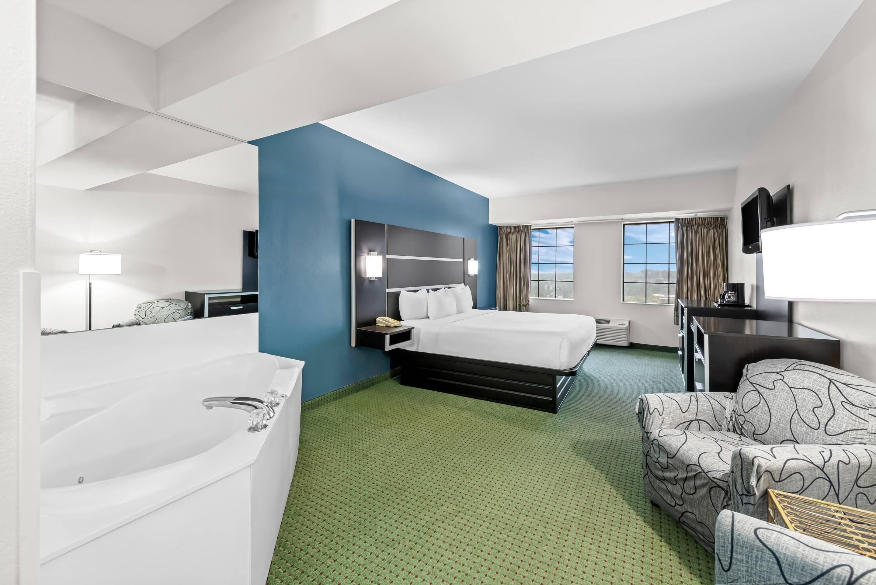 Suite, 1 King Bed, Non Smoking (Upgrade) | Pillow-top beds, desk, laptop workspace, iron/ironing board