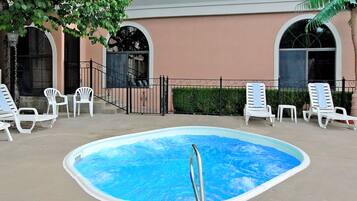 Tina de hidromasaje al aire libre