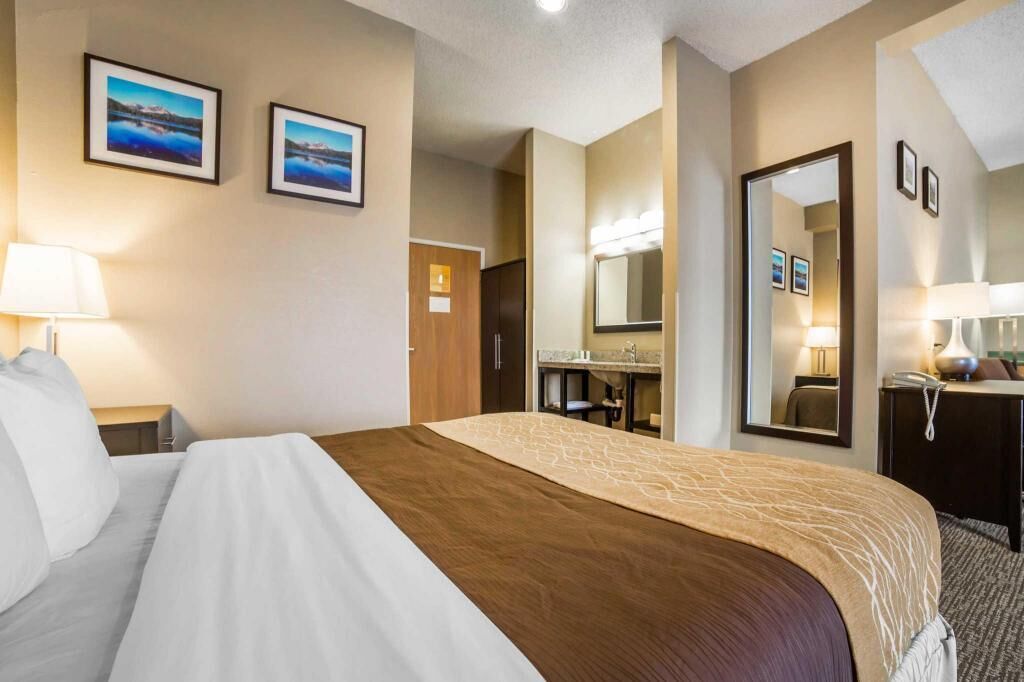 Desk, laptop workspace, iron/ironing board, free WiFi