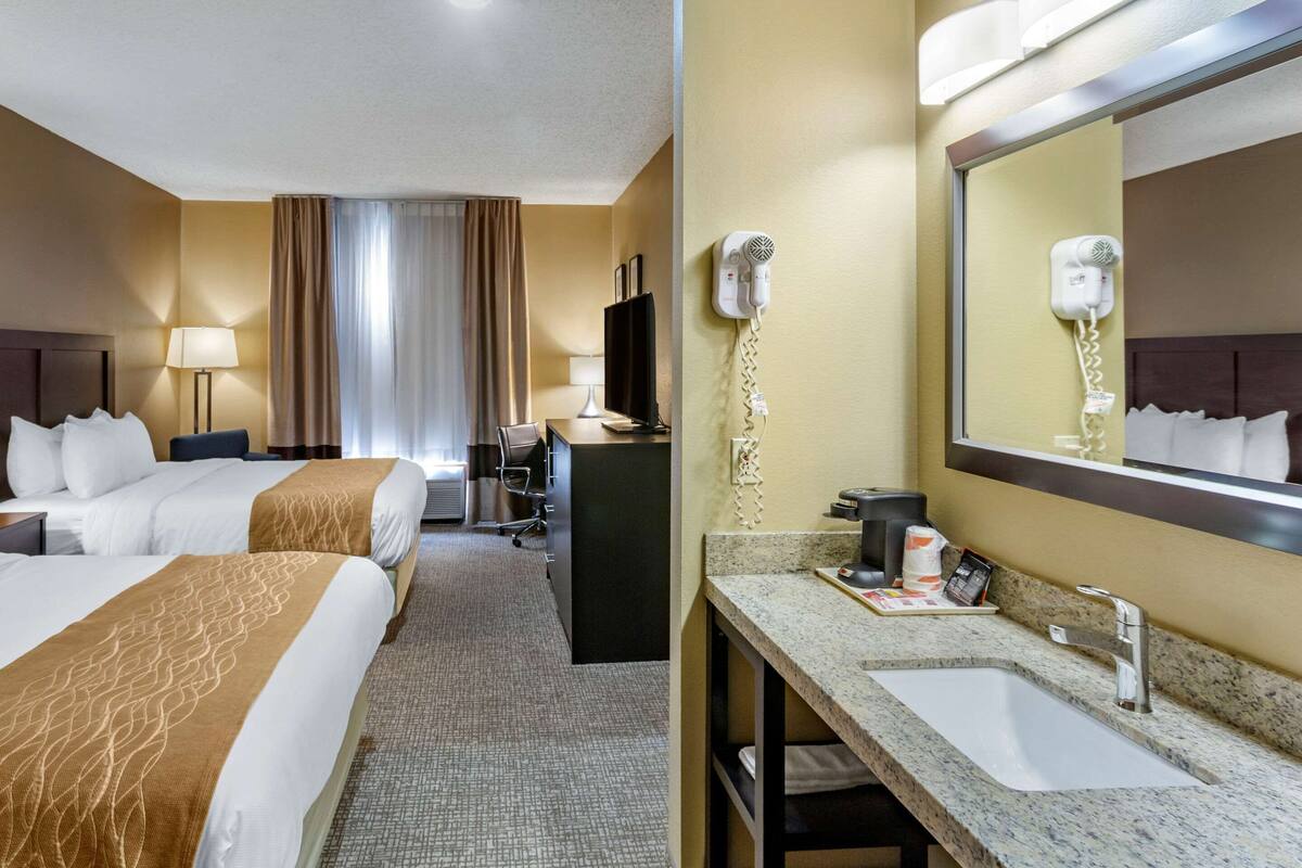 Kamar Standar, 2 Tempat Tidur Queen, Bebas Asap Rokok | Meja kerja, ruang kerja ramah laptop, dan setrika/meja setrika