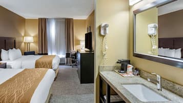 Kamar Standar, 2 Tempat Tidur Queen, Bebas Asap Rokok | Meja kerja, ruang kerja ramah laptop, dan setrika/meja setrika