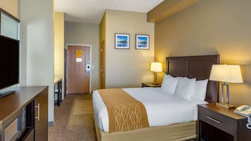 Desk, laptop workspace, iron/ironing board, free WiFi