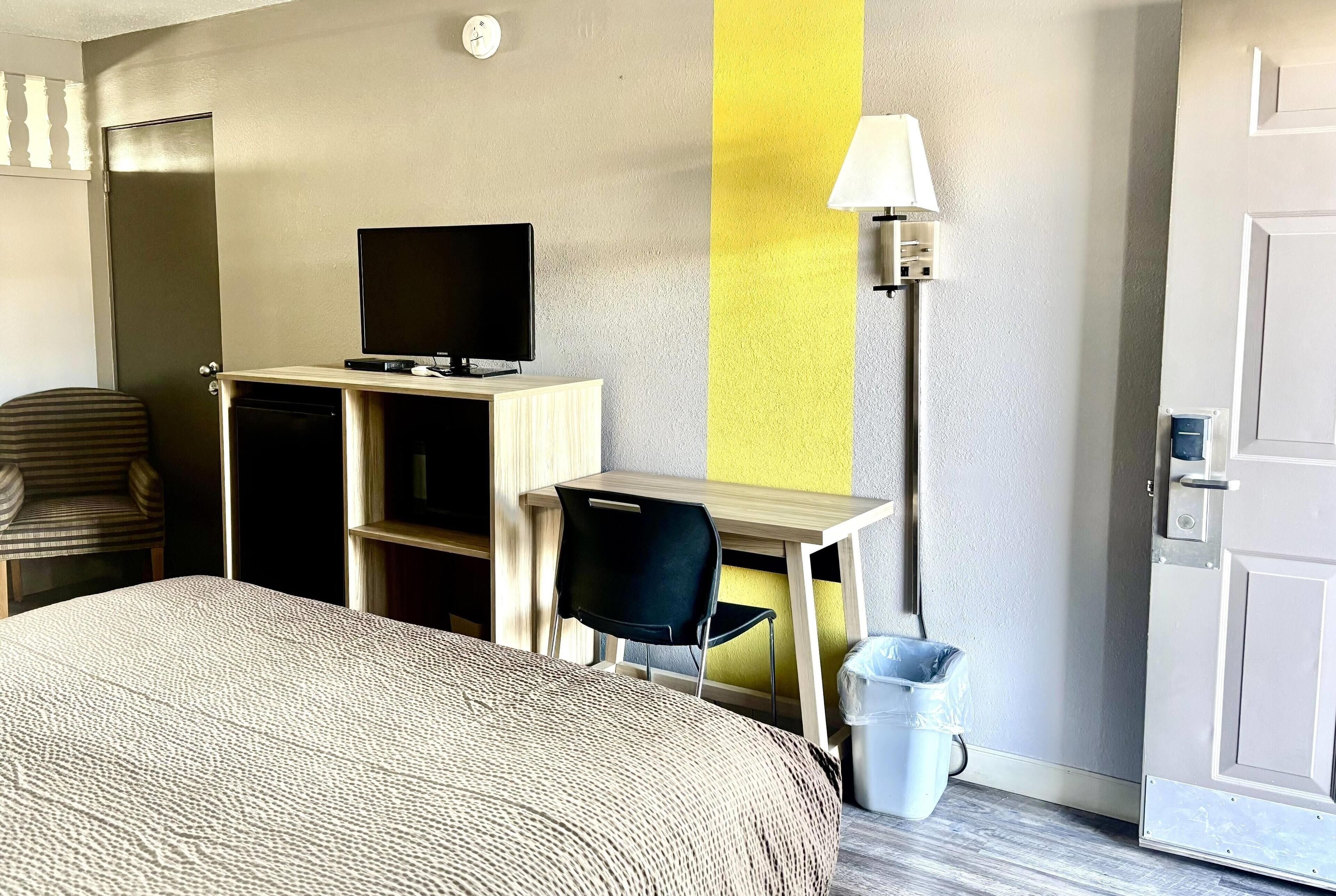 Työpöytä, kannettavalle tietokoneelle sopiva työtila, pimennysverhot