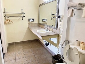 Zimmer, 1 King-Bett, barrierearm, Nichtraucher (Roll-in Shower) | Badezimmer