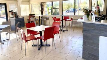 Tägliches inbegriffenes kontinentales Frühstück