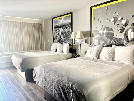 Escritorio, espacio para trabajar con laptop y cortinas blackout