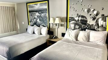 Zimmer, 2 Queen-Betten, Nichtraucher | Schreibtisch, laptopgeeigneter Arbeitsplatz, Verdunkelungsvorhänge