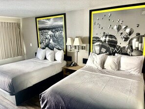 Værelse - 2 queensize-senge - ikke-ryger | Skrivebord, arbejdsområde til bærbare computere, mørklægningsgardiner