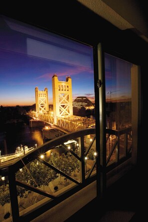 Suite, 1 très grand lit, vue fleuve (2 Room Suite) | Coin séjour | TV connectée, films à la carte, station d'accueil MP3
