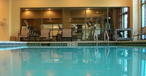 Una piscina cubierta, tumbonas