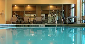Piscine couverte, chaises longues