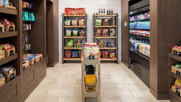 Un negozio di alimentari con scaffali pieni di snack, bevande e prodotti confezionati.
