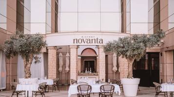 13 restaurants, breakfast, lunch, dinner served; international cuisine