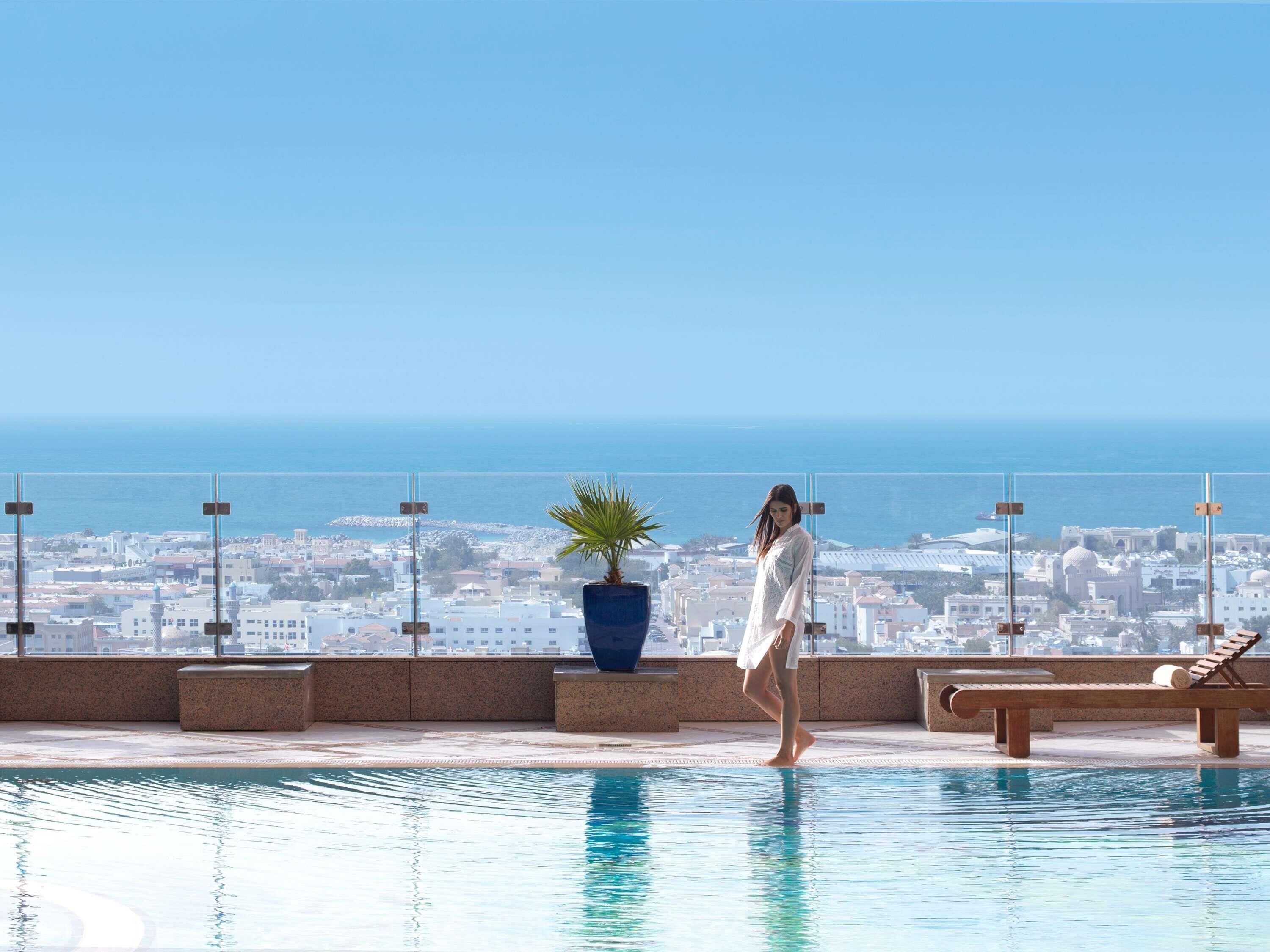 2 piscines extérieures, parasols de plage, chaises longues
