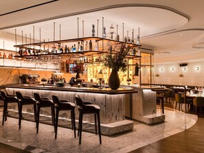 13 restaurants, breakfast, lunch, dinner served; international cuisine