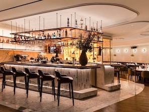 13 restaurants, breakfast, lunch, dinner served; international cuisine