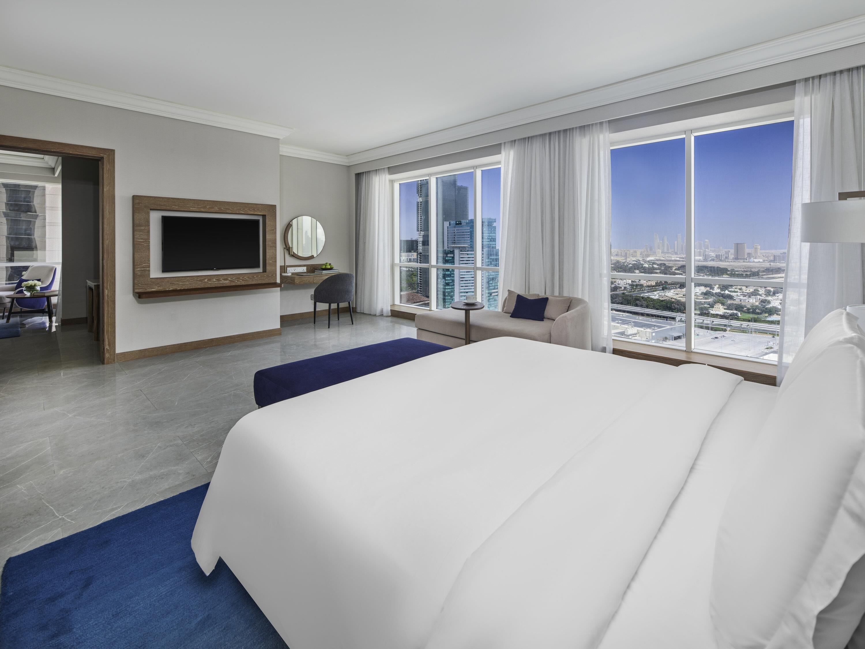 套房, 1 张特大床 (1 Bedroom) | 高档床上用品、迷你吧、客房内保险箱、办公桌