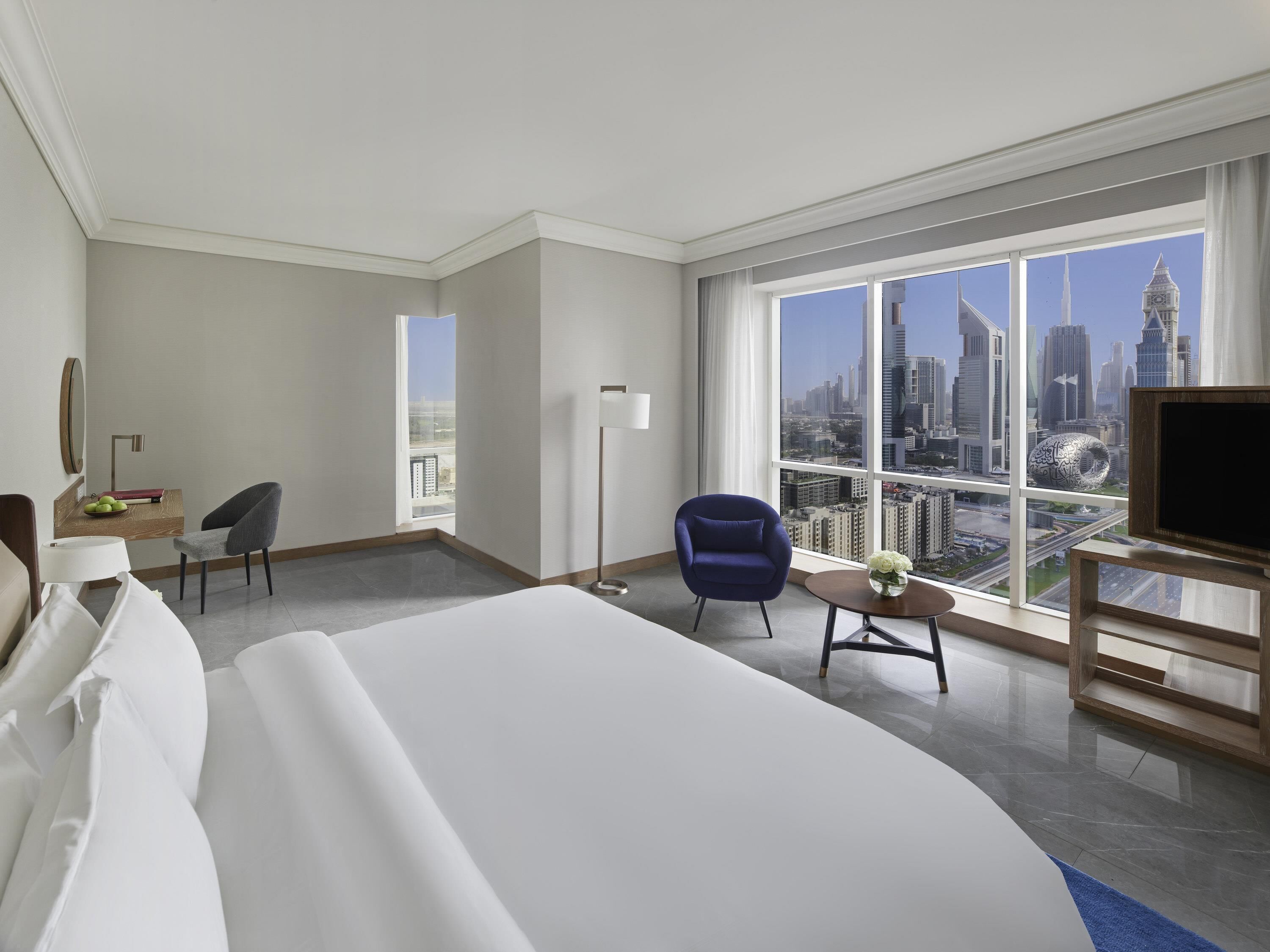 豪華客房, 1 張特大雙人床 (Skyline View) | 高級寢具、迷你吧、客房內保險箱、書桌