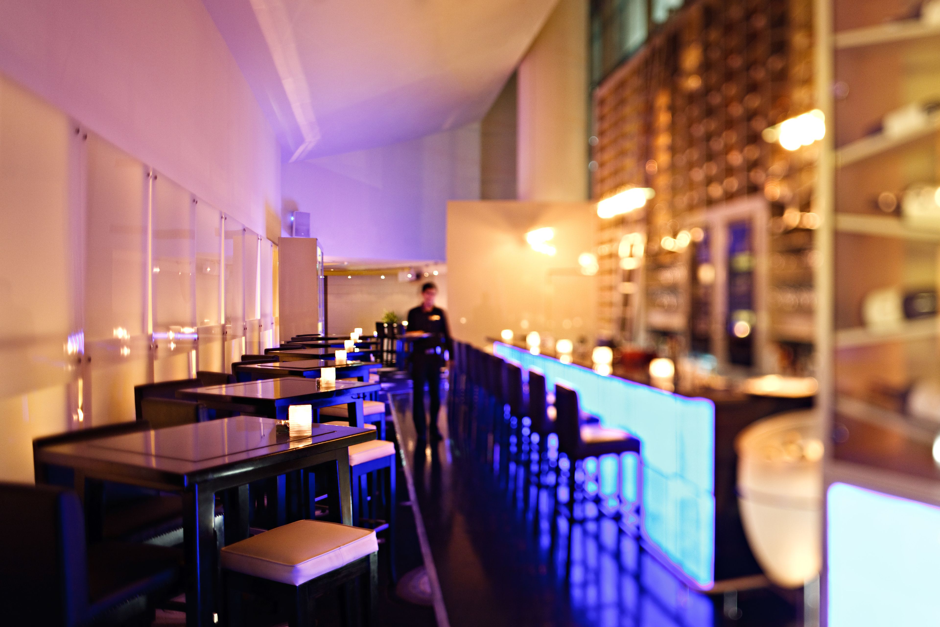 4 bars/lounges, sports bar, cocktail bar