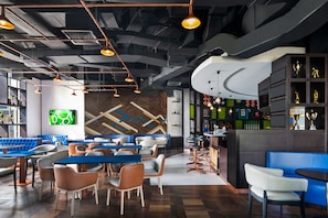 4 bars/lounges, sports bar, cocktail bar