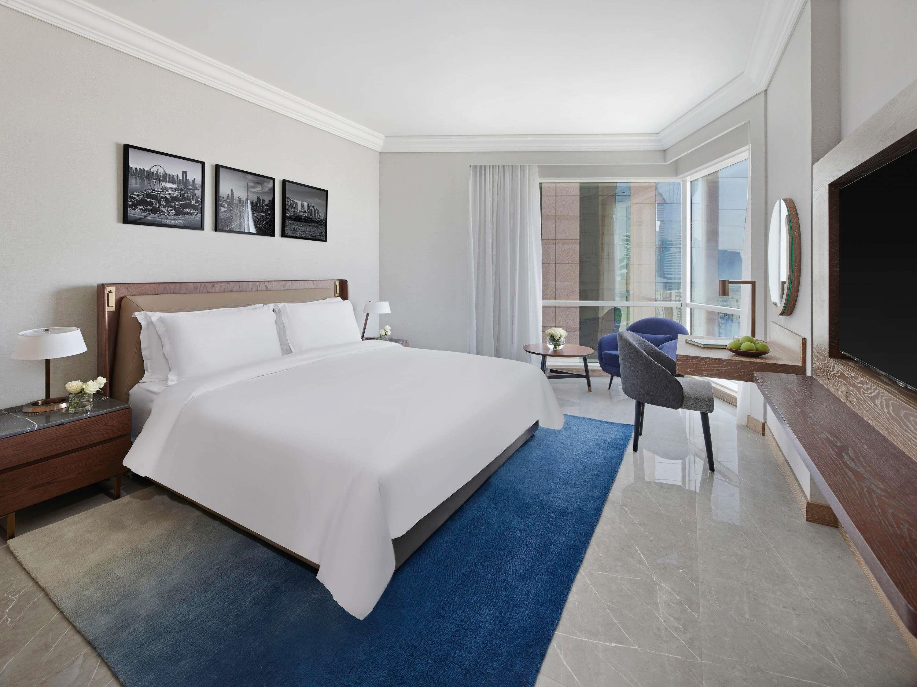 Fairmont King, Room | Premium bedding, minibar, in-room safe, desk