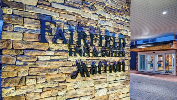 Eine Steinsäule mit der Aufschrift "FAREFIELD INN & Suites Marriott", die ein Marriott Hotel kennzeichnet.