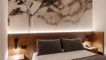 Una camera da letto moderna con un letto grande, due comodini e una lampada a parete.