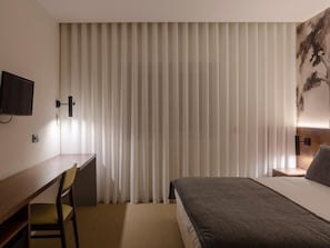 Een kluis op de kamer, een bureau, geluiddichte muren, gratis wifi