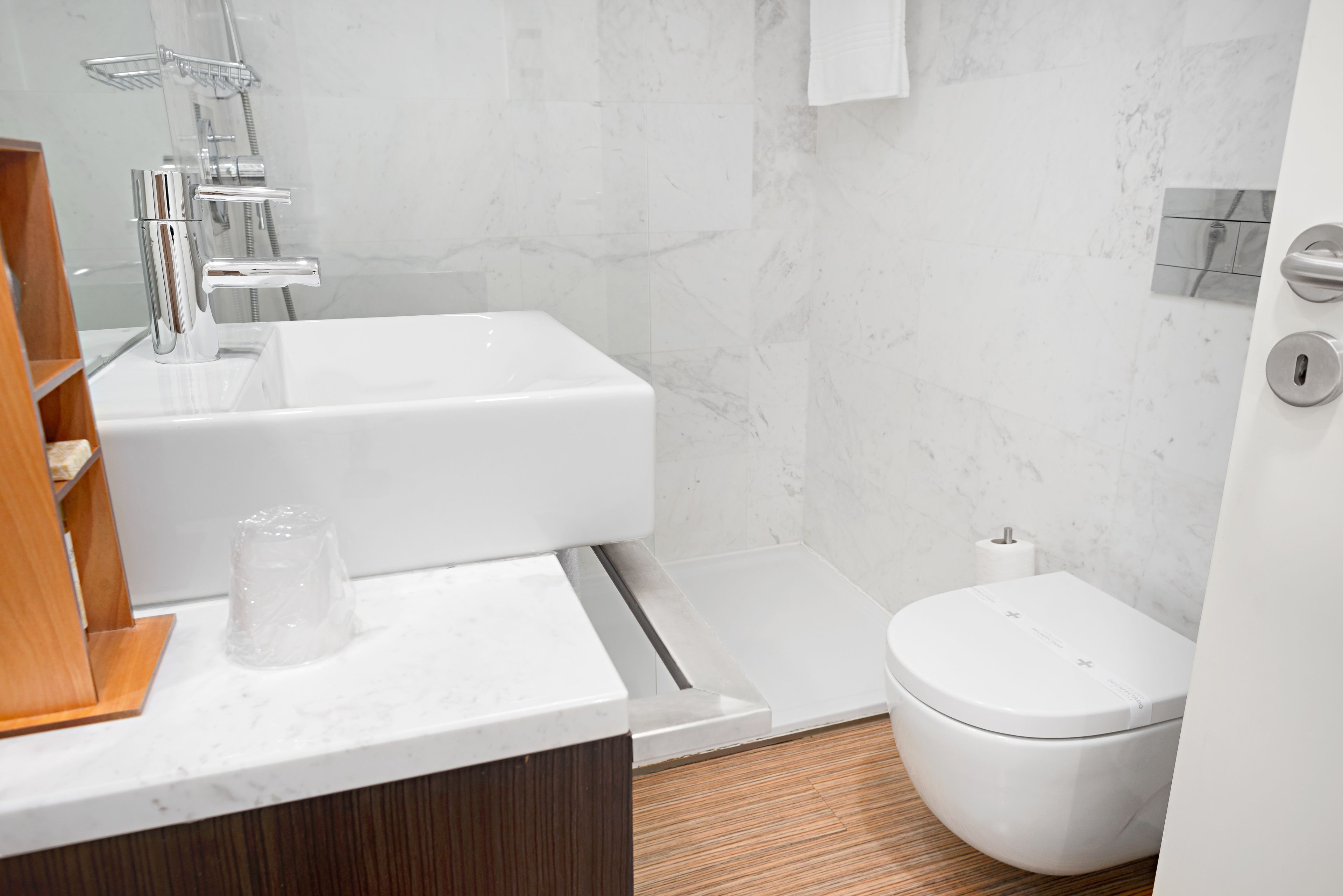 Ein modernes Badezimmer mit Waschbecken, Dusche und Toilette.