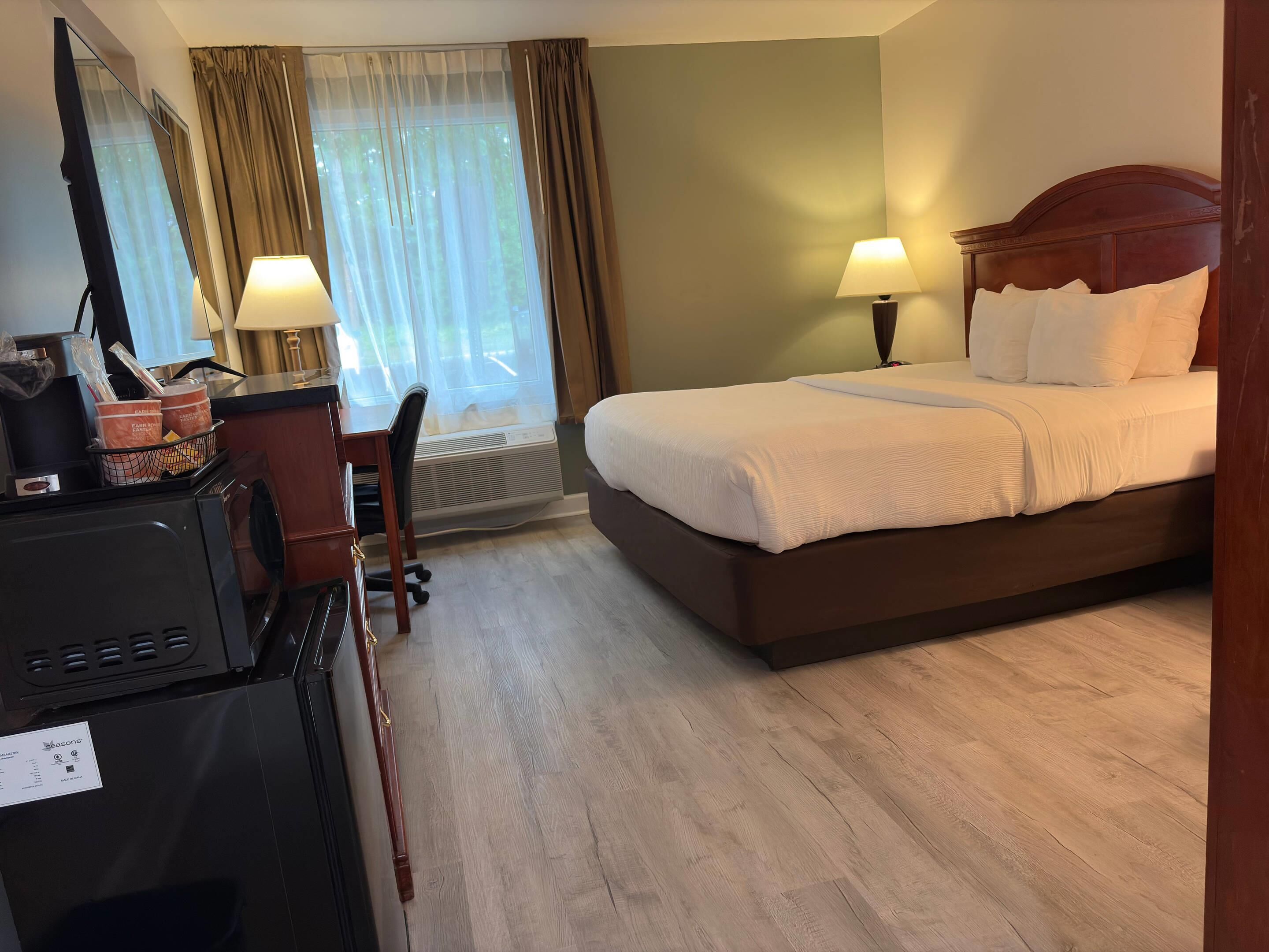 Room, 1 King Bed, Accessible, Non Smoking ( Upgrade) | In-room safe, individually furnished, desk, laptop workspace