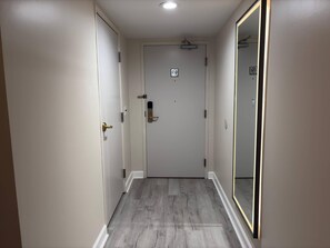 ルーム キングベッド 1 台 バリアフリー 禁煙 ( Upgrade) | セーフティボックス (室内)、客室ごとに異なるインテリア、デスク、ノートパソコン用作業スペース