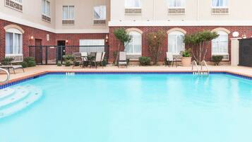 Una piscina al aire libre de temporada
