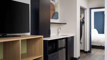 Suite, 1 King-Bett | Minibar