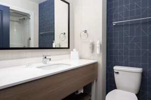 Bathtub, free toiletries, hair dryer, towels - Spark by Hilton Guelph (Guelph)