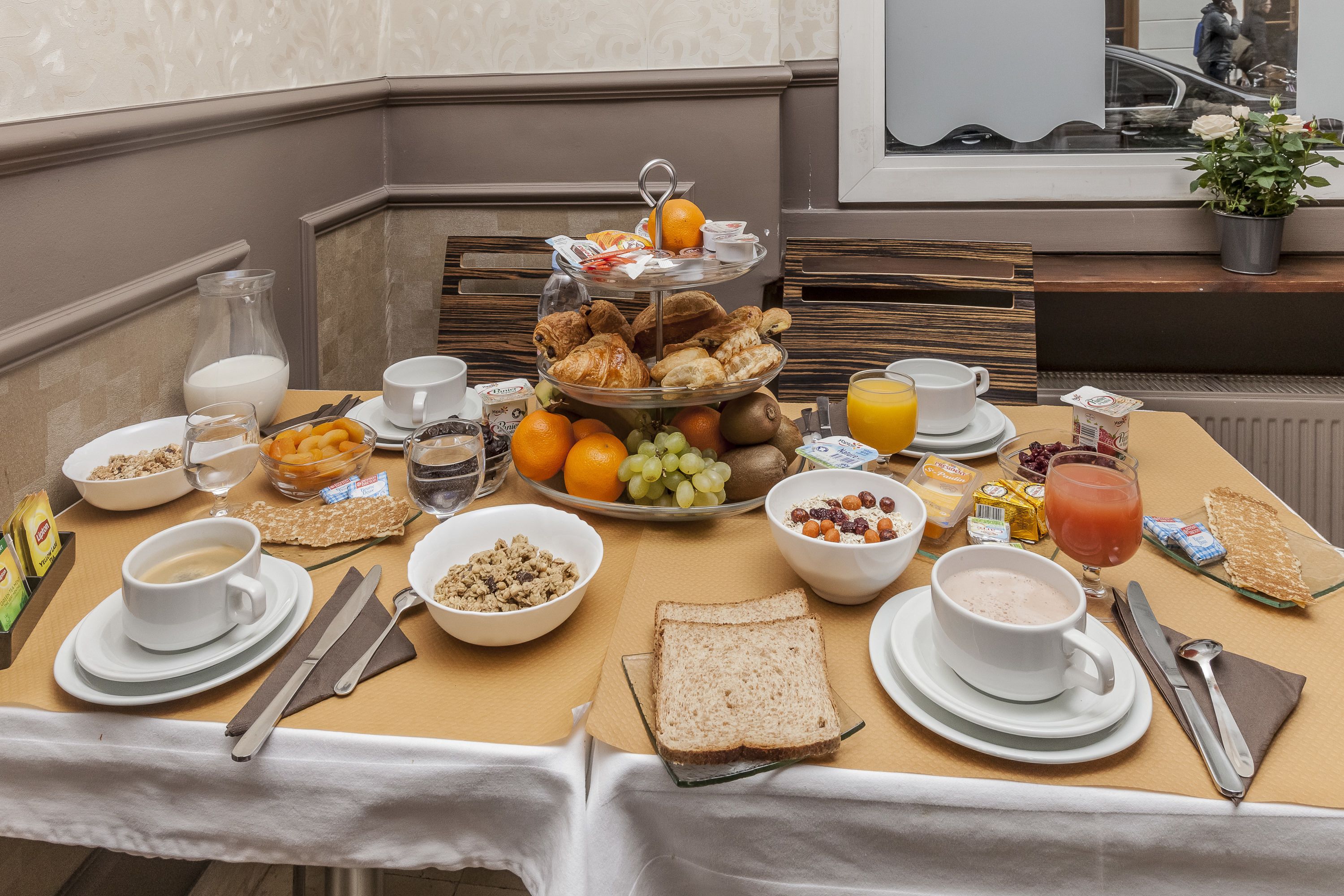 Desayuno buffet (EUR 12 por persona) 