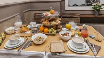 Desayuno buffet (EUR 12 por persona)