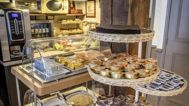 A buffet setup with various food items, including pastries, desserts, and beverages. - Chabrol Opéra (Paris)