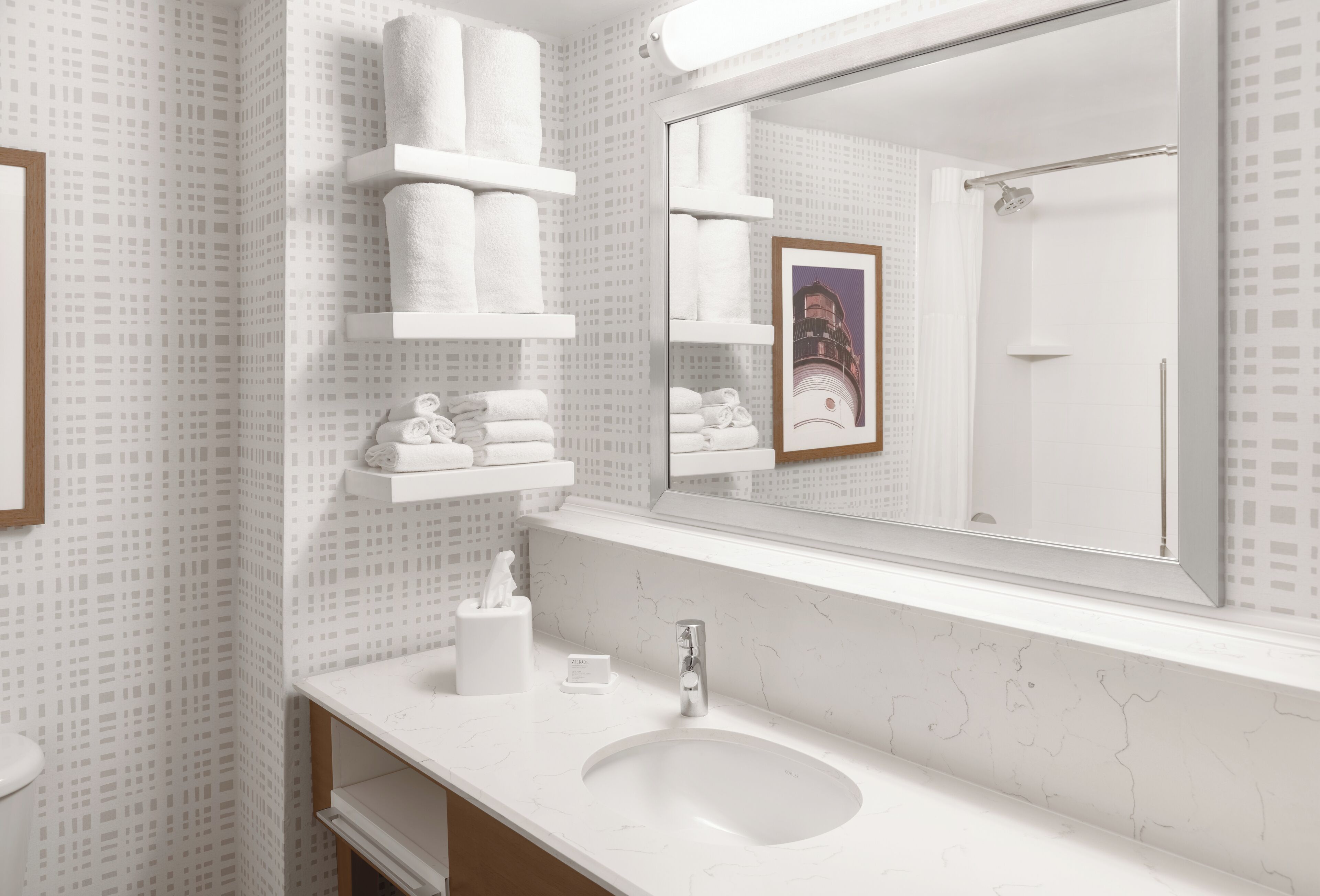 Combined shower/tub, free toiletries, hair dryer, towels