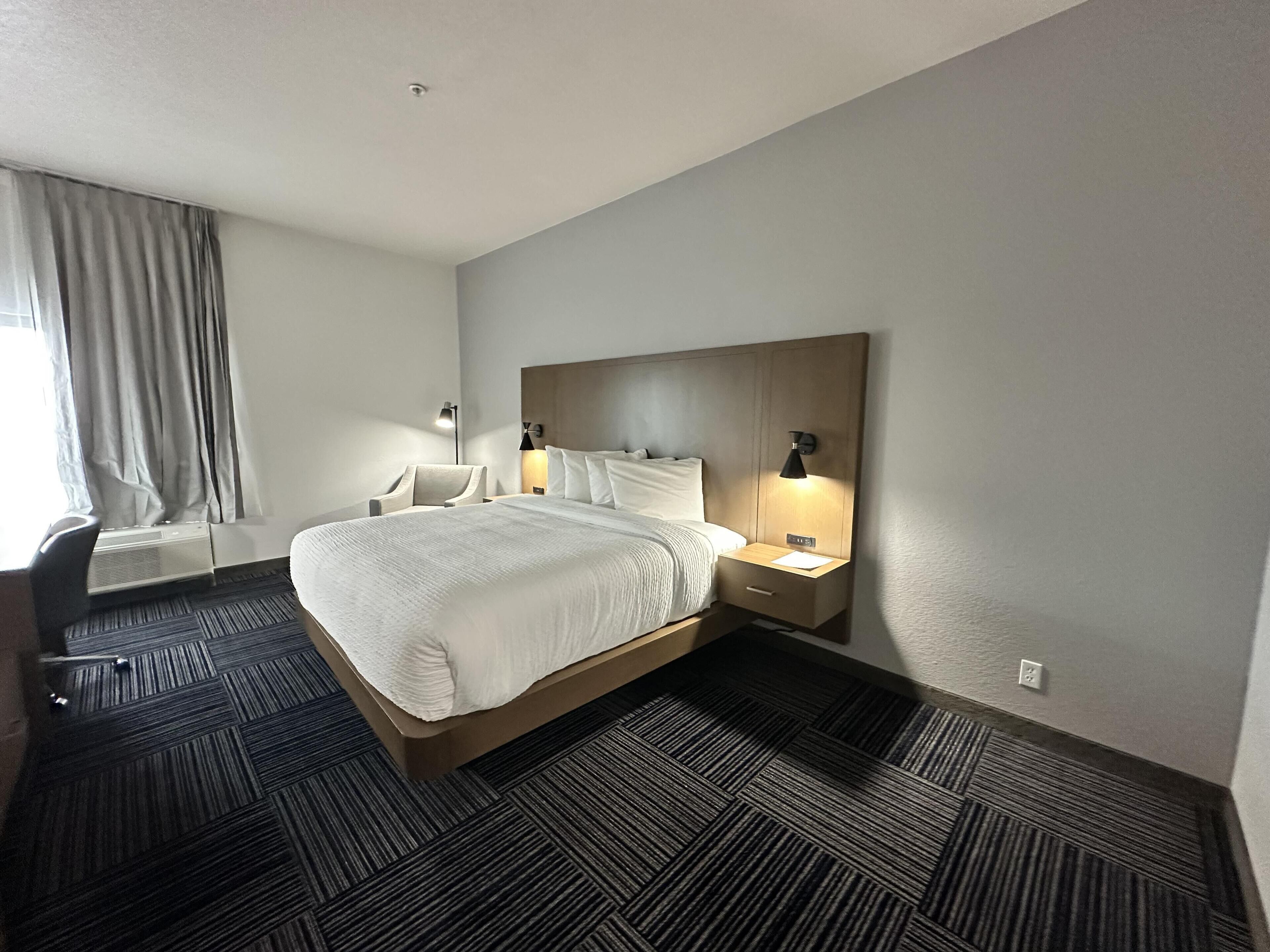Chambre Standard, 1 très grand lit, non-fumeurs, réfrigérateur et four à micro-ondes | Literie hypoallergénique, couette en duvet d'oie, surmatelas