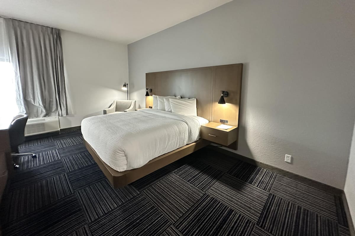Chambre Standard, 1 trÚs grand lit, non-fumeurs, réfrigérateur et four à micro-ondes | Literie hypoallergénique, couette en duvet d'oie, surmatelas
