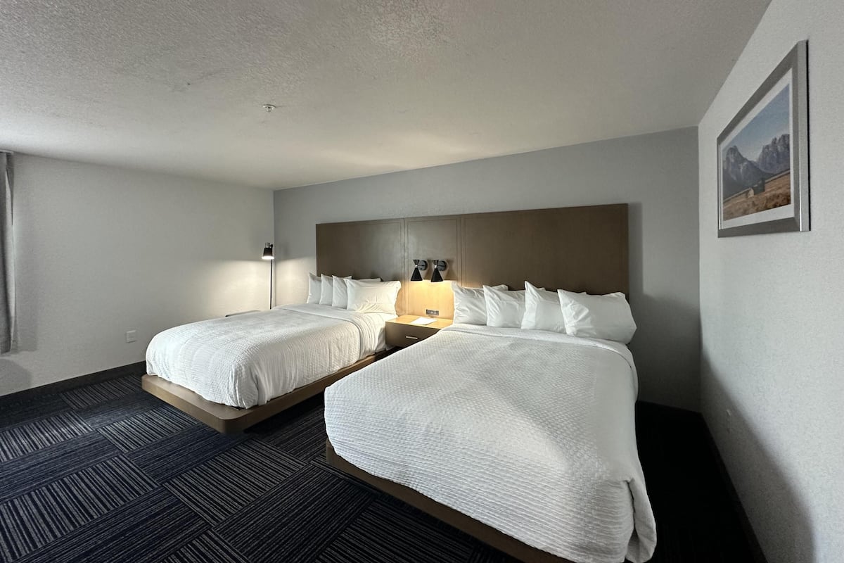 Chambre Standard, 2 grands lits, accessible aux personnes à mobilité réduite | Literie hypoallergénique, couette en duvet d'oie, surmatelas