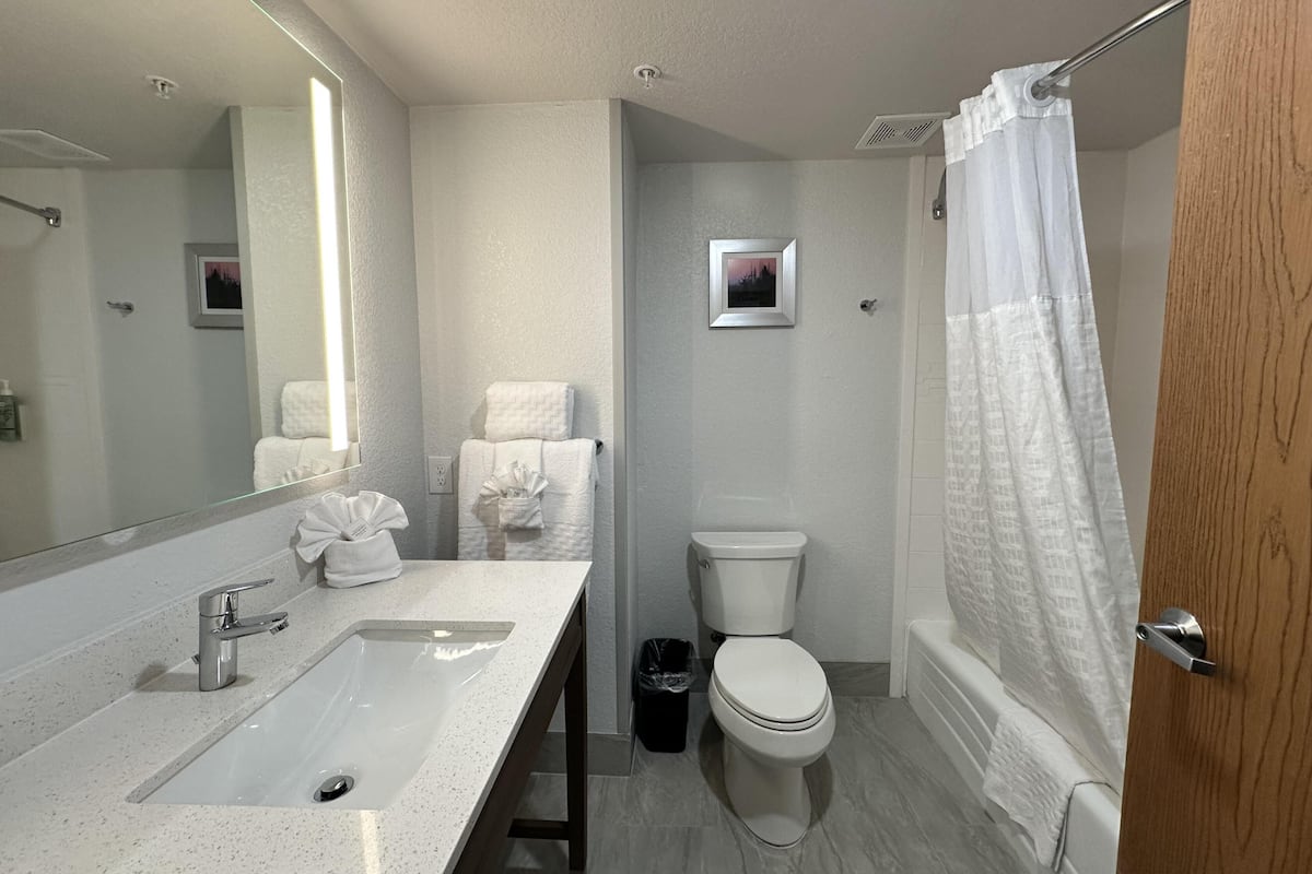Chambre Standard, 2 grands lits, non-fumeurs, réfrigérateur et four à micro-ondes | Salle de bain accessible aux personnes à mobilité réduite
