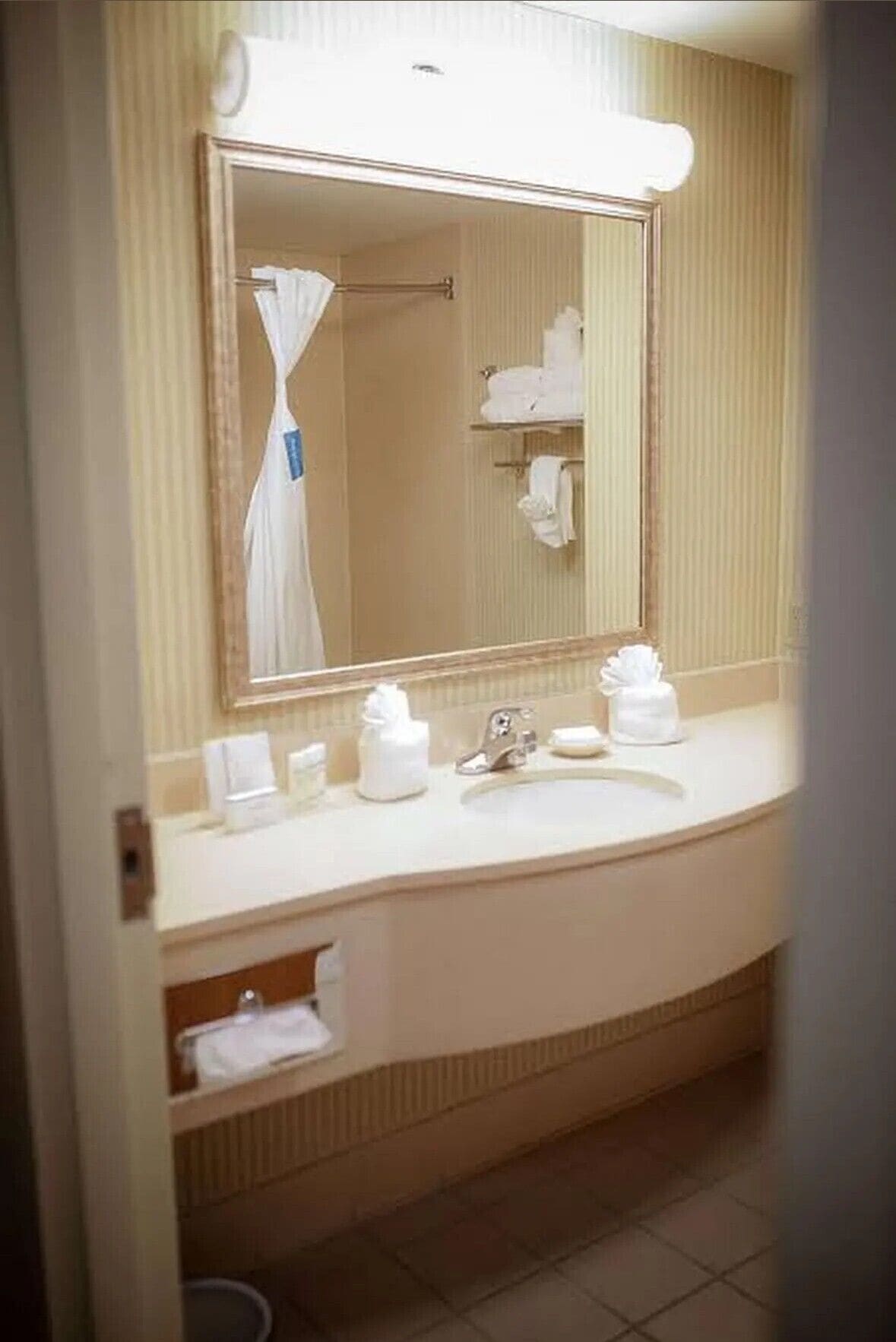 hydromassage showerhead, free toiletries, hair dryer, towels