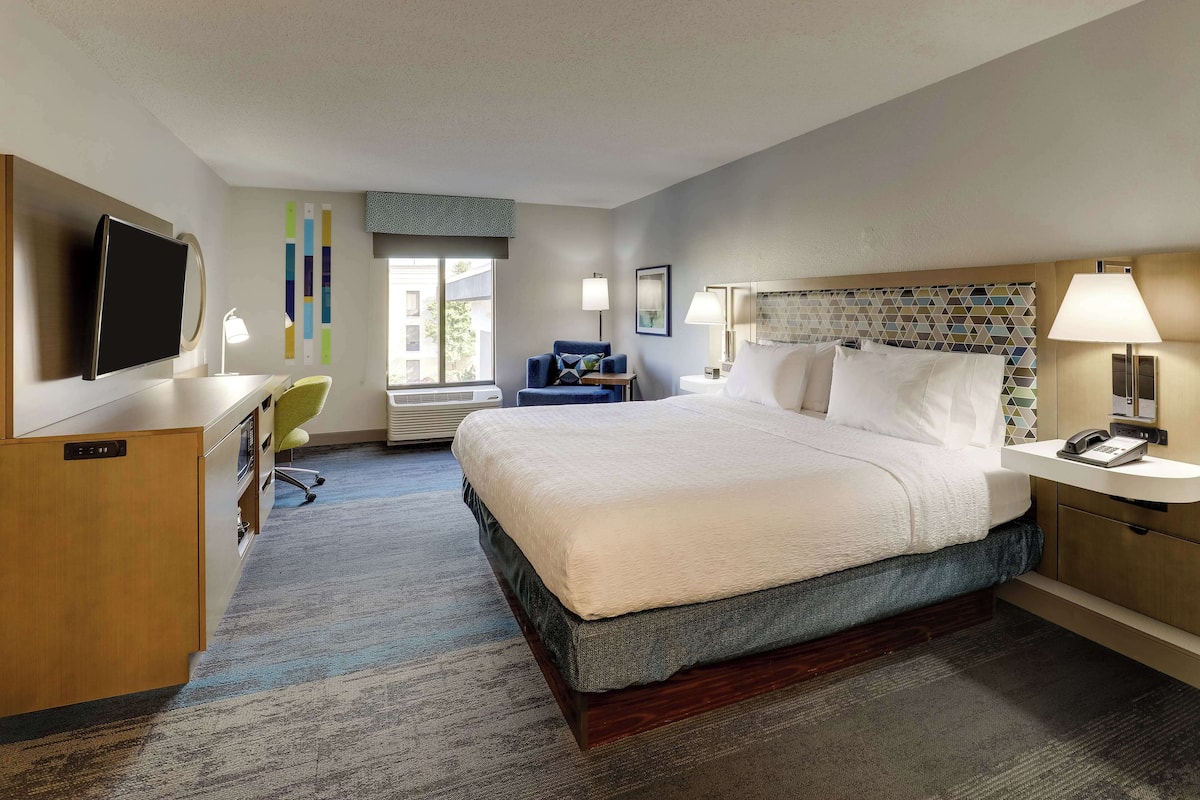Room, 1 King Bed | Blackout curtains, iron/ironing board, free WiFi, bed sheets