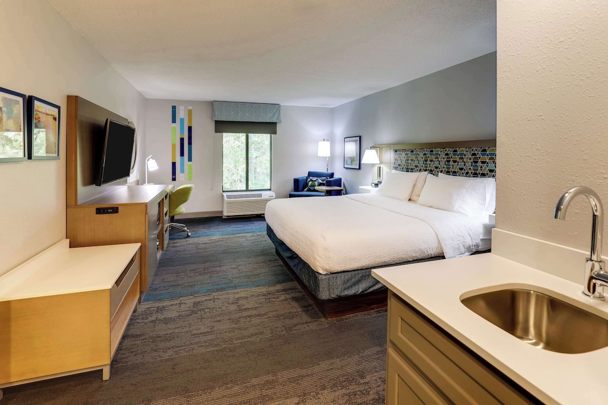 Deluxe Room, 1 King Bed (Walk In Shower) | Blackout curtains, iron/ironing board, free WiFi, bed sheets