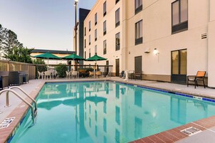 Una piscina al aire libre de temporada