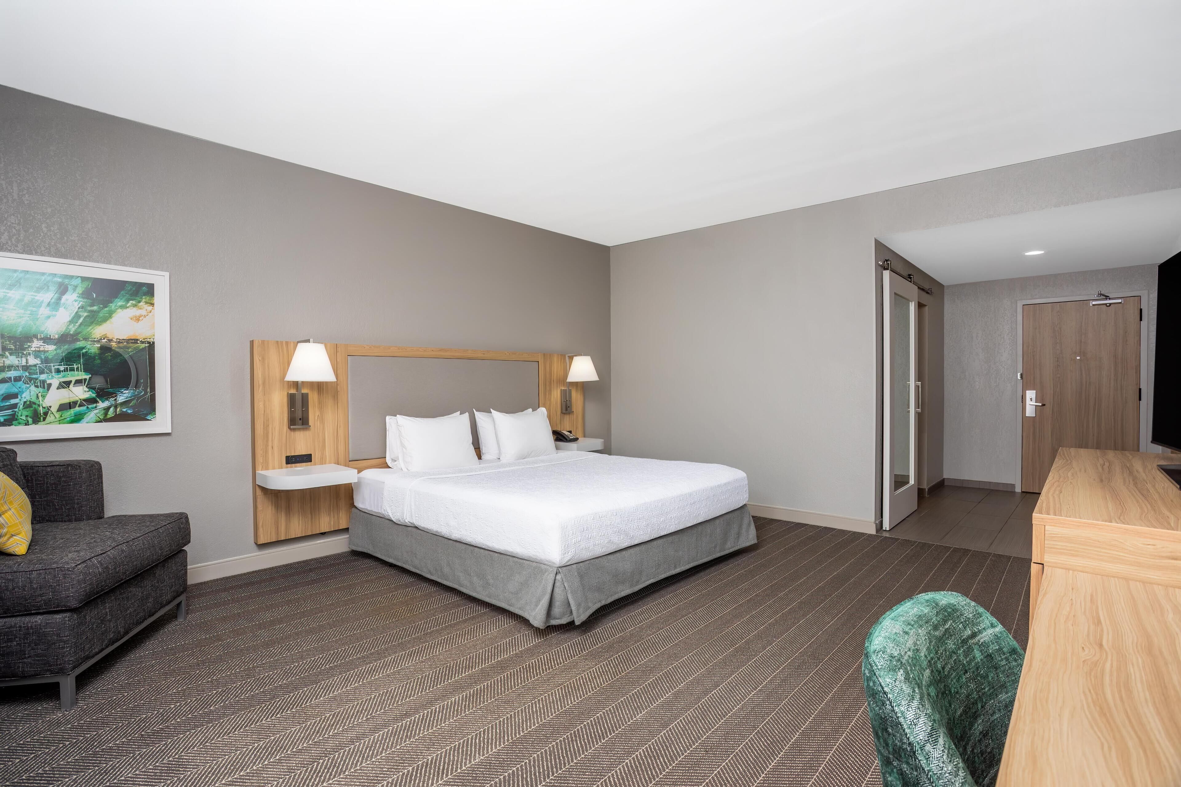 Huone, 1 suuri parisänky, esteetön, tupakointi kielletty | Ylelliset vuodevaatteet, työpöytä, äänieristys, silitysrauta/-lauta