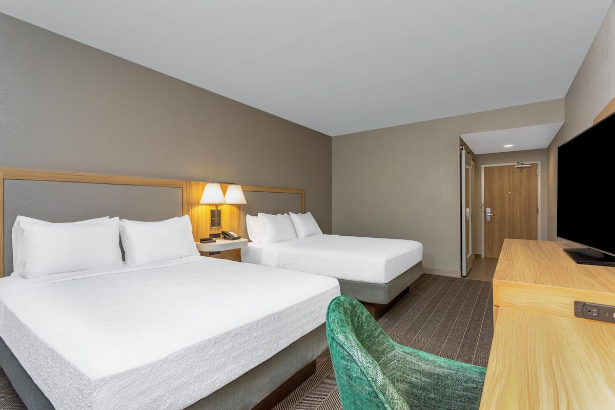 Roupas de cama premium, escrivaninha, quartos à prova de som